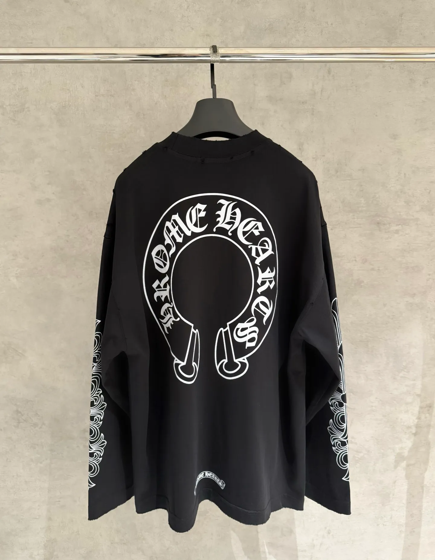 🅿️330 [Strict quality control] CH Crow Heart's new long-sleeved sweatshirt T-shirt. Heavy 340g double yarn fabric. Four flower positions on the front, back and left. Wash the whole garment twice. The four sides are frayed and torn. Heavy fabric. The neckline is made of icy Salona. Loose fit. Deep, wide and stylish. No deformation or shrinkage. Black and white color. Size: M-2xl